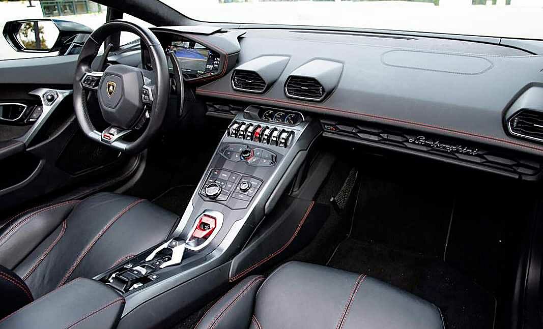 Rent Lamborghini Huracan LP 610 in Dubai 5