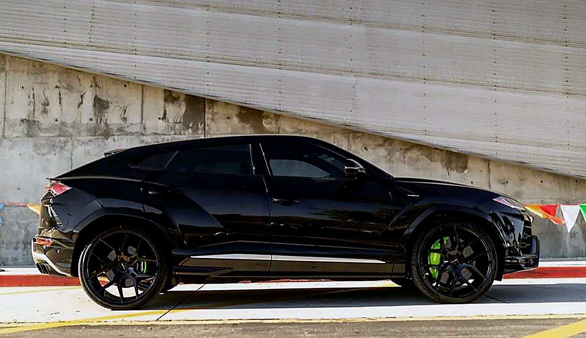 Rent Lamborghini URUS Black in Dubai 1