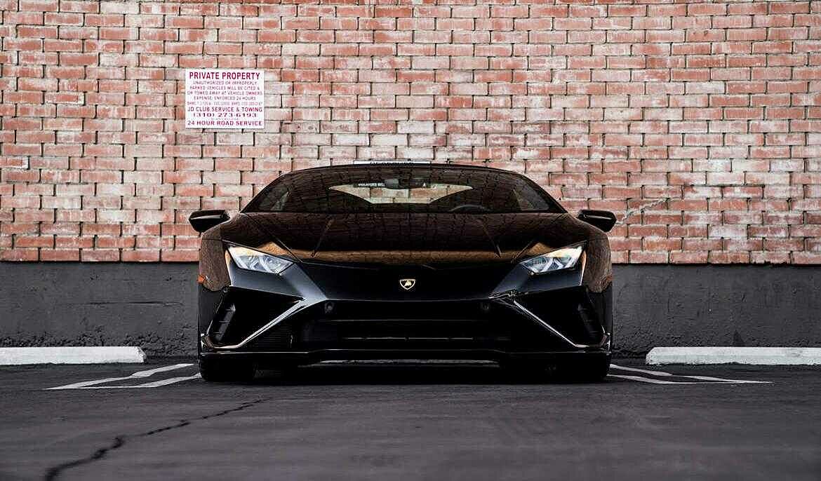 Rent Lamborghini Huracan EVO in Dubai 2